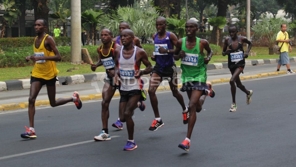 Aksi pelari asal Afrika di Jakarta Marathon 2015‏ Copyright: &copy; Herry Ibrahim/INDOSPORT